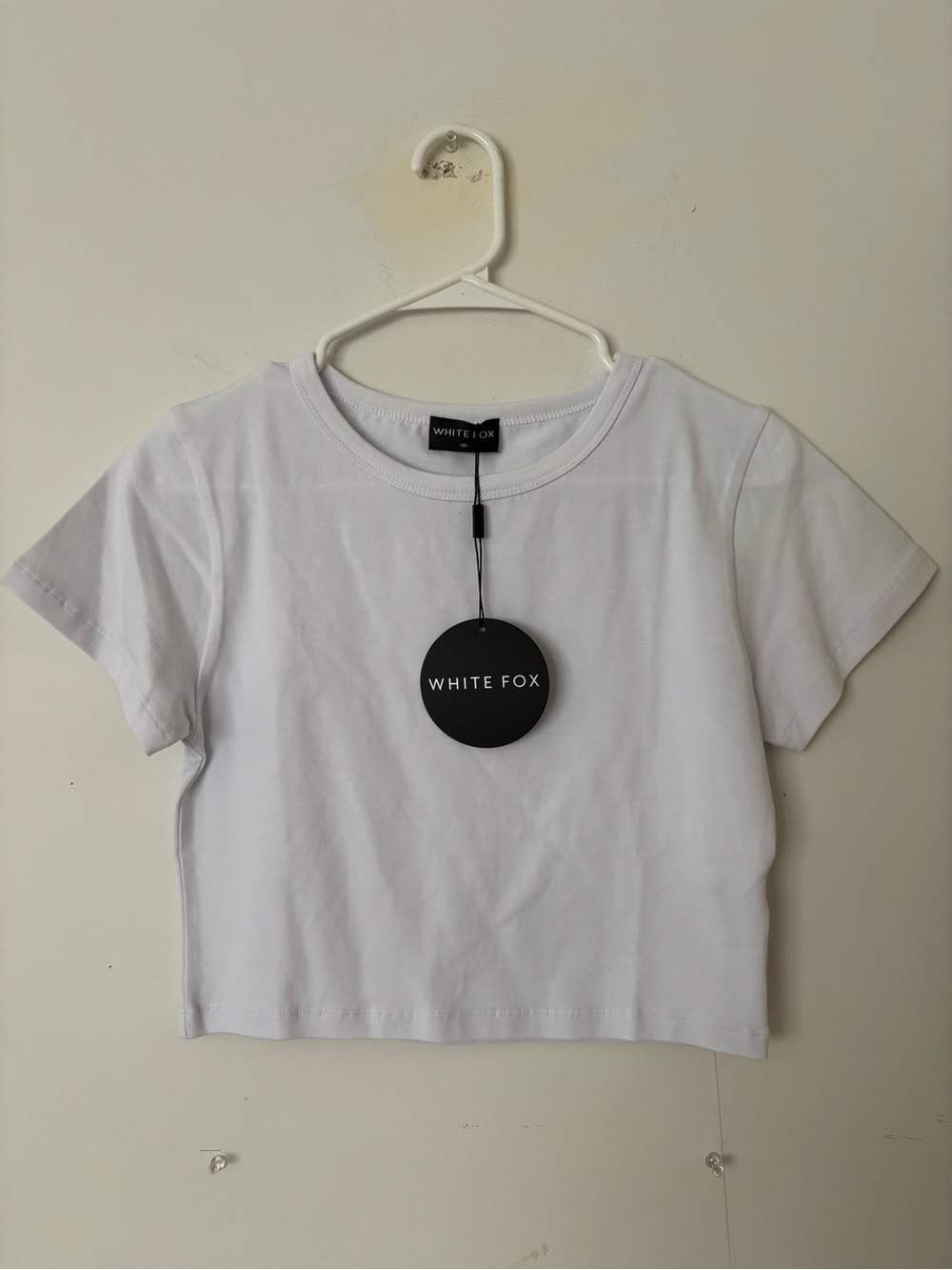 brand new! white fox boutique white short sleeve cropped baby tee shirt top 🤍